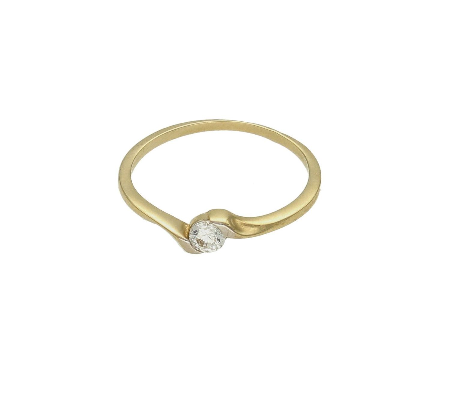 Złoty pierścionek 585 damski zaręczynowy wzór rozmiar 11 PI 2614  to złoty damski pierścionek wykonany z wysokiej próby złota 585. Idealna biała cyrkonia we wzorze zaręczynowym nadają pierścionkowi nowoczesnego wyglądu (4).jpg